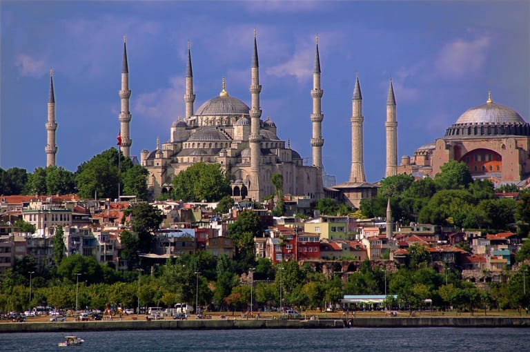 Istanbul, Türkei: Anfang August hob das Auswärtige Amt für vier türkische Regionen am Mittelmeer ihre Reisewarnung auf. Für die restliche Türkei gilt allerdings bis Ende August die offizielle Reisewarnung – einreisen können Sie dennoch.