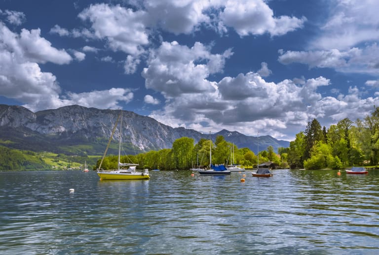 Mondsee im Salzburger Land, Österreich: Seit der Aufhebung der weltweiten Reisewarnung Mitte Juni können Sie auch wieder nach Österreich reisen.