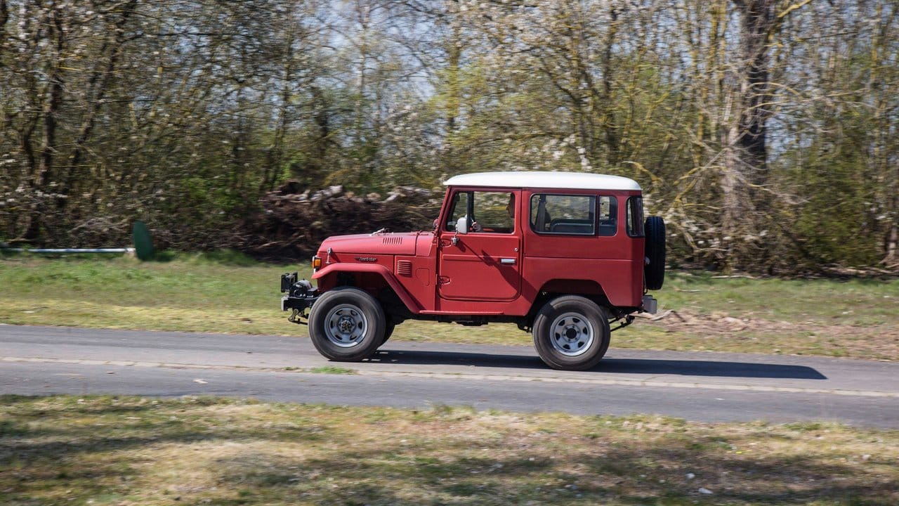 Ab ins Gelände: Die kantige Form mit dem cw-Wert einer Telefonzelle macht klar, dass sich der hochbeinige Toyota Land Cruiser am liebsten neben der Straße tummelt. Ab ins Gelände: Die kantige Form mit dem cw-Wert einer Telefonzelle macht klar, dass sich der hochbeinige Toyota Land Cruiser am liebsten neben der Straße tummelt.