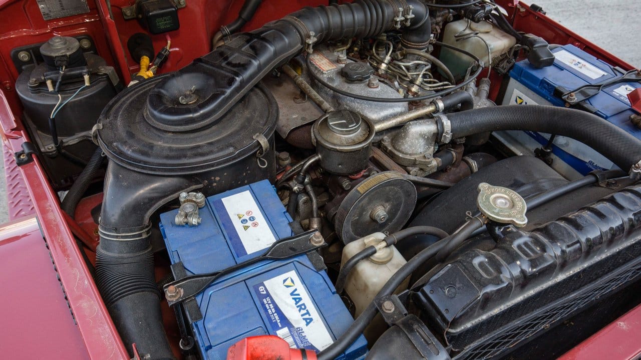 Mit Dieselkraft ins Gelände: Aus 3,4 Liter Hubraum schöpft der Vierzylinder 66 kW/90 PS und kann maximal 216 Nm Drehmoment parat stellen. Mit Dieselkraft ins Gelände: Aus 3,4 Liter Hubraum schöpft der Vierzylinder 66 kW/90 PS und kann maximal 216 Nm Drehmoment parat stellen.
