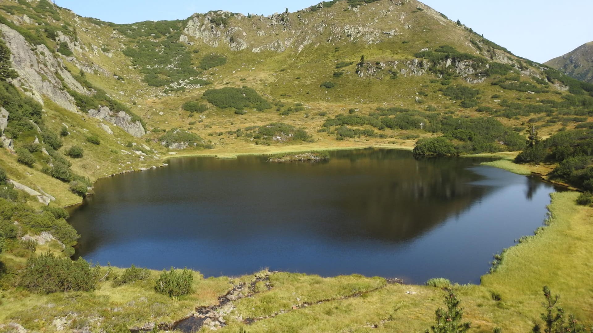 Hier kann man die Seele baumeln lassen: Gebirgssee am Großen Knallstein im Naturpark Sölktäler.