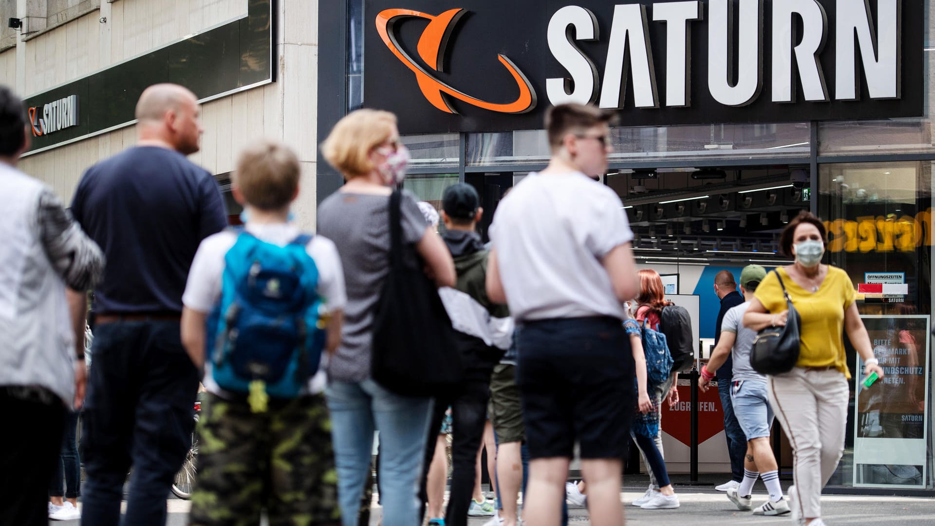 Schlangen vor einer Saturnfiliale in Köln: Anstehen gehört seit dem Coronavirus dazu.