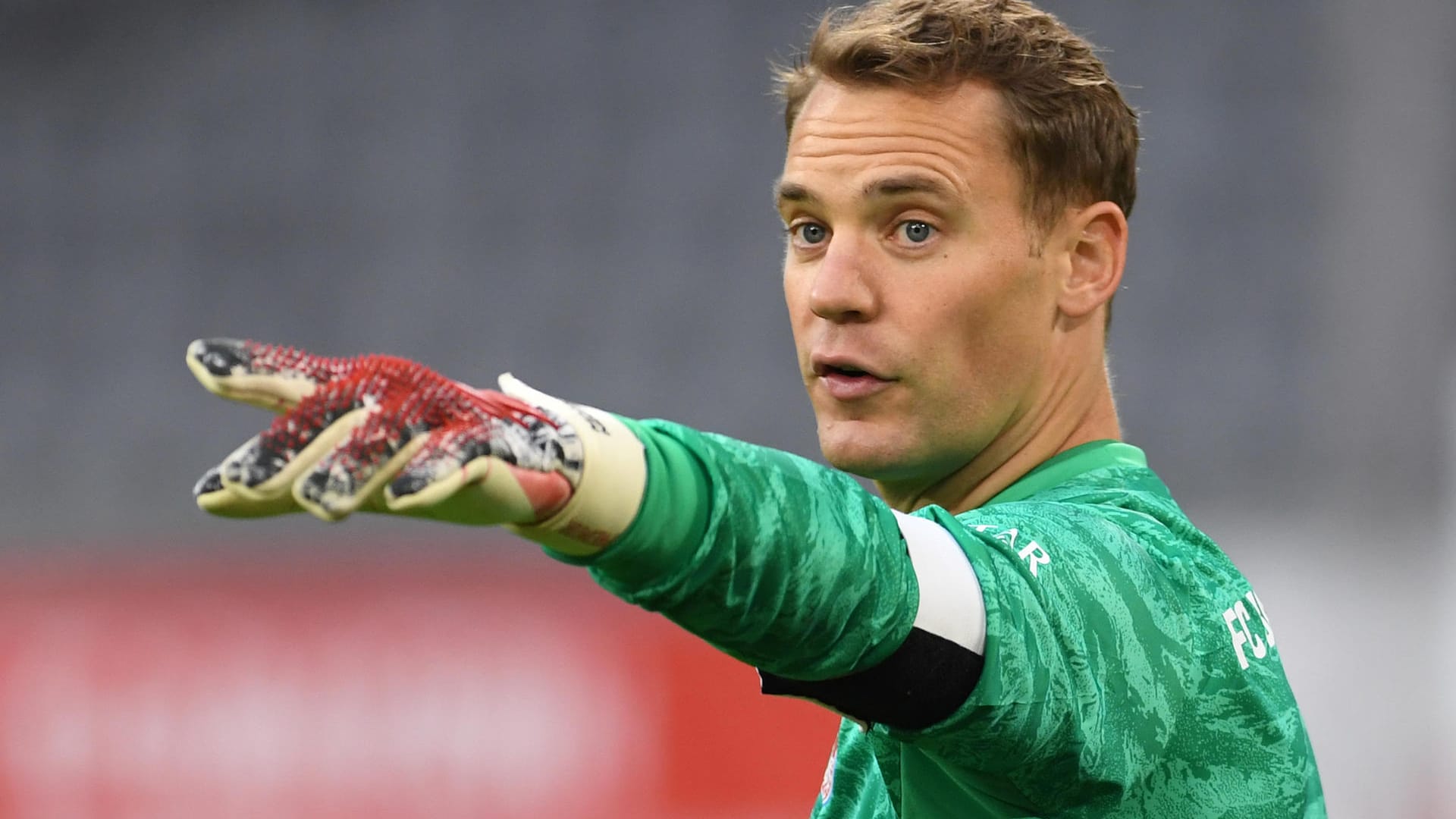 Manuel Neuer: Eine solide Partie. Doch der Kapitän der Bayern war in der ersten Hälfte kaum gefordert. Nur einmal rettete er vor Hazard. Im zweiten Durchgang hielt er sein Team in Führung. Starker Reflex vor allem beim Fernschuss von Dahoud. Note: 3