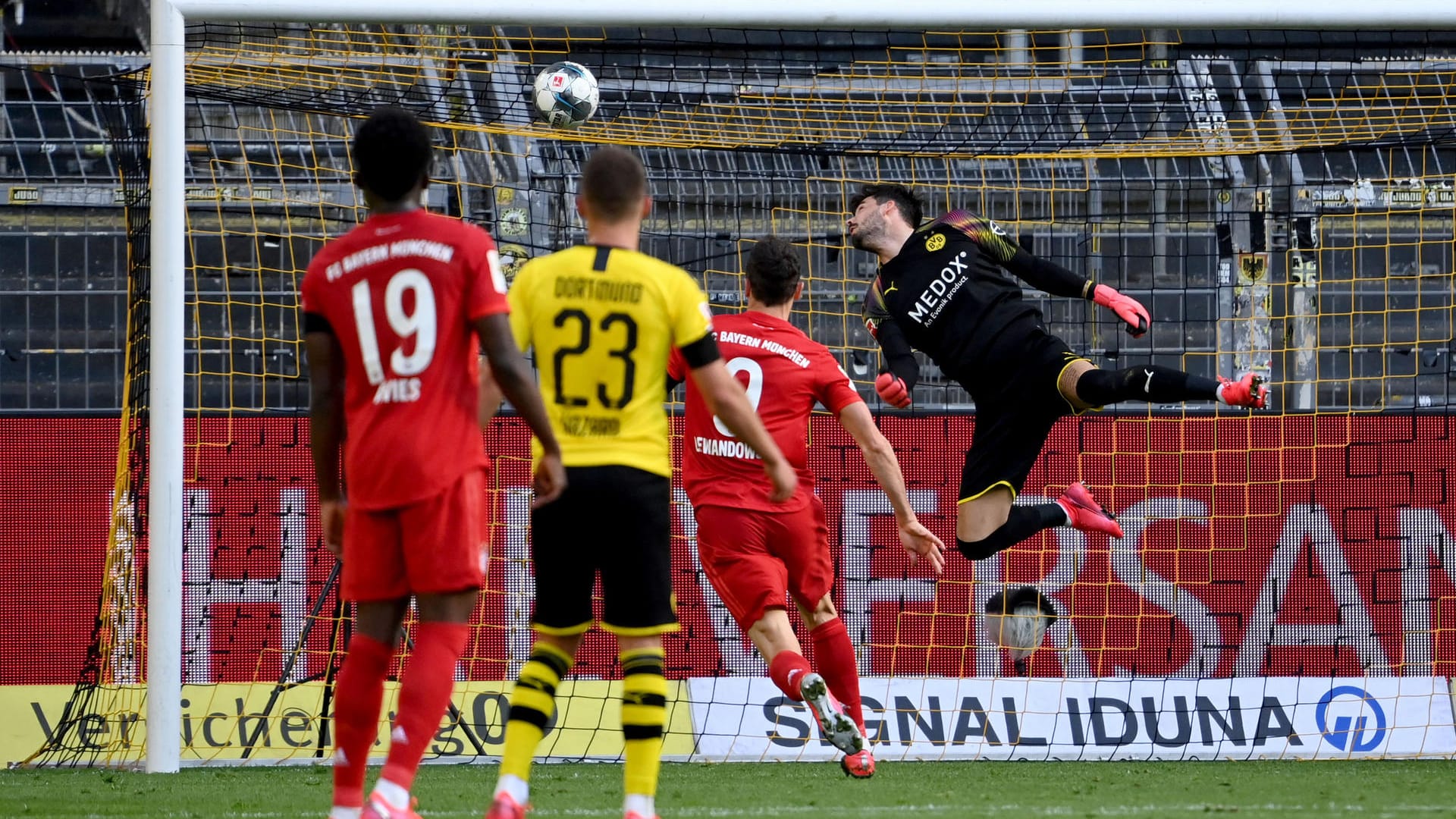 Roman Bürki: War in der 24. und dann wieder in der 40. Minute zur Stelle, als er erst von Coman, dann von Goretzka mit strammen Schüssen gefordert wurde. Ließ sich beide Male nicht beeindrucken. Stand dann aber beim 0:1 zu weit vor dem Tor, kam noch an den Ball, sah aber nicht gut aus. Klärte dann aber wieder kurz nach dem Seitenwechsel gegen Goretzka. In der zweiten Halbzeit nur zu Beginn gefordert. Note: 4