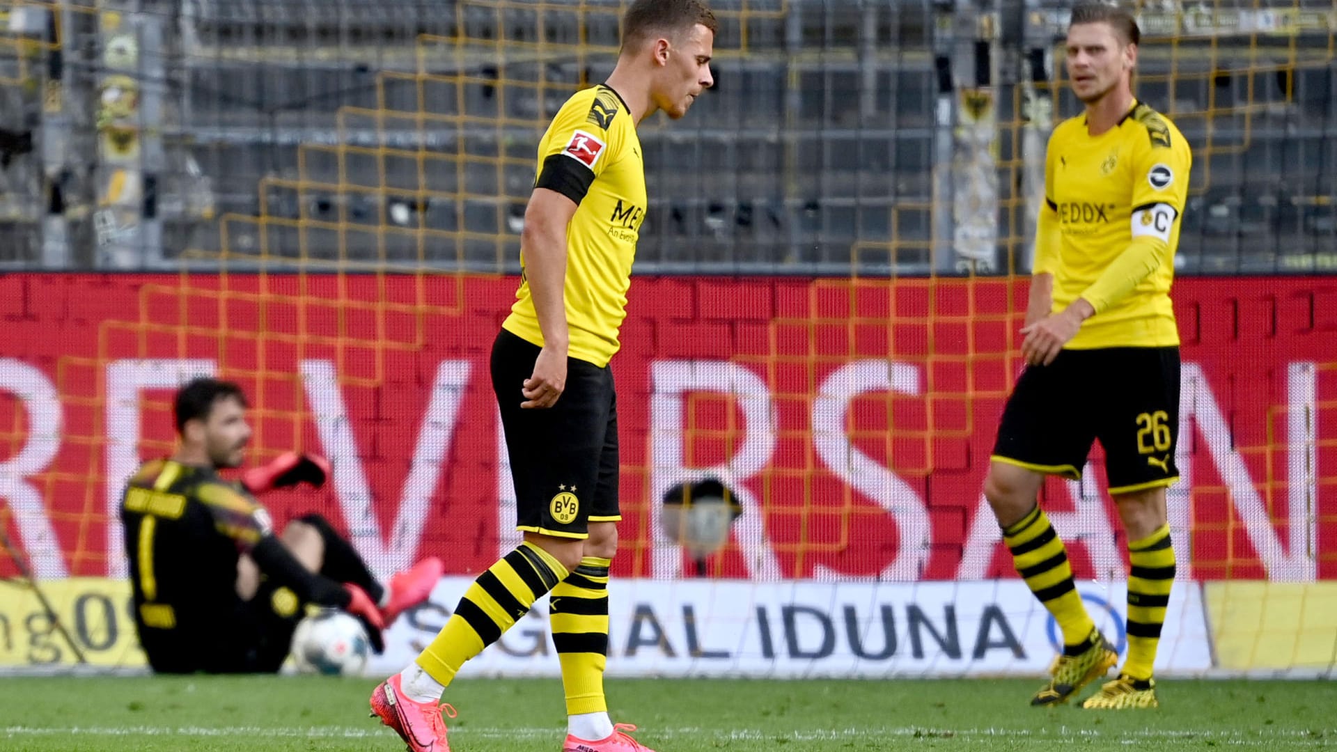 Bittere Niederlage für den BVB: Im Topspiel gegen den FC Bayern setzte es eine 0:1-Niederlage – wohl die Vorentscheidung im Titelrennen. Nur wenige BVB-Profis konnten dabei überzeugen – dafür enttäuschten einige. Die Einzelkritik.