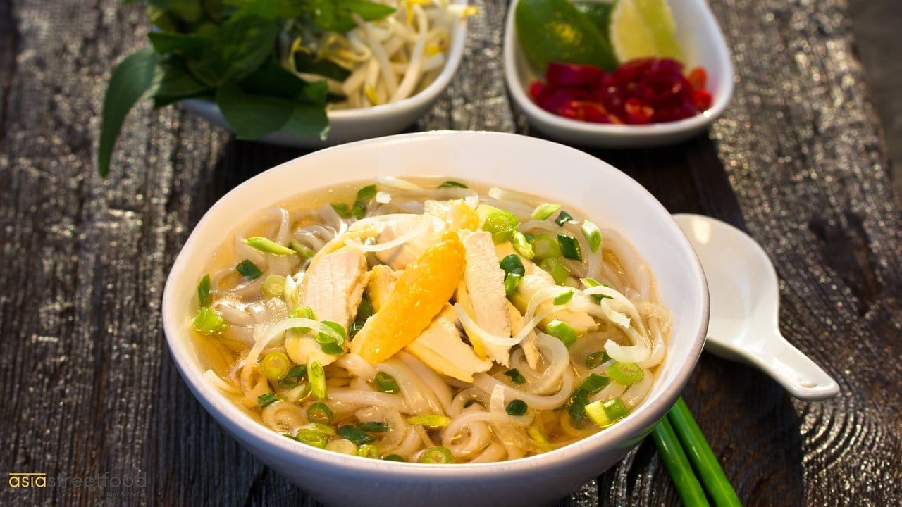 Statt mit Rindfleisch gibt es die Suppe auch mit Hühnchen - bekannt als Pho Ga.