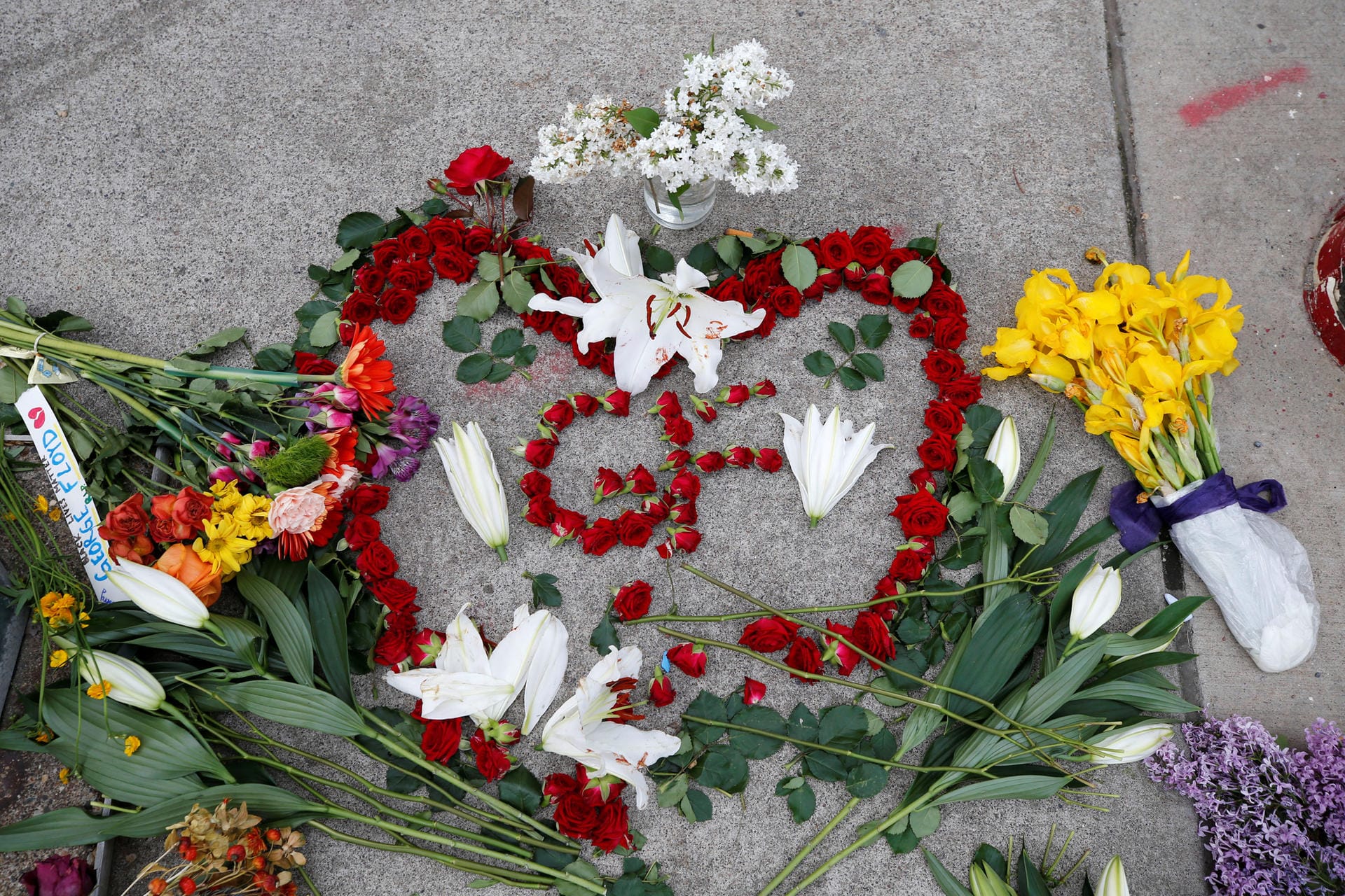 Blumen erinnern an George Floyd, der bei einer Festnahme ums Leben kam.