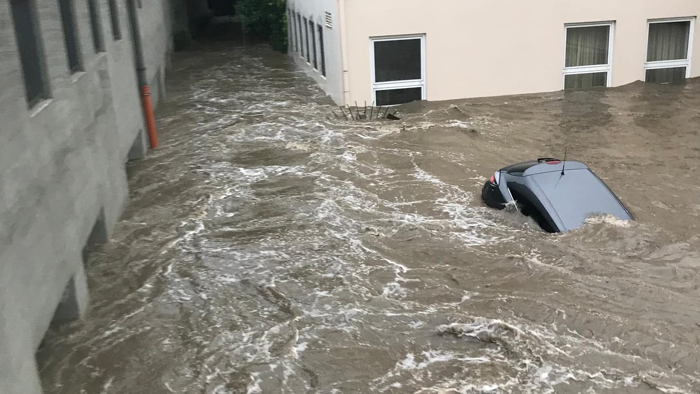 Die Kanalisation war von den Regenmassen überfordert und lief über.