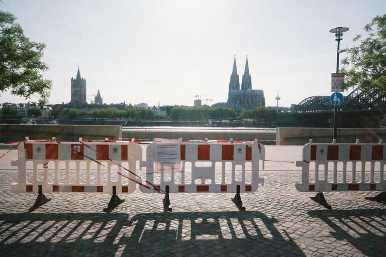 Das Rheinufer ist wegen Überfüllung, wie hier an einem Mai-Wochenende, von der Polizei geschlossen worden.