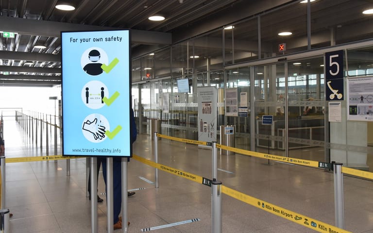 Der Flugverkehr ist in der Corona-Krise fast gänzlich zum Erliegen gekommen. Gäste am Flughafen Köln/Bonn müssen Hygienemaßnahmen befolgen.