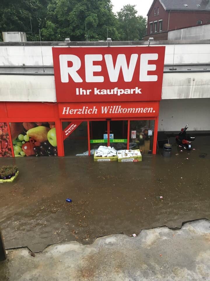 Der Kaufpark ist überflutet. Das Wasser drang auch in Geschäfte ein.
