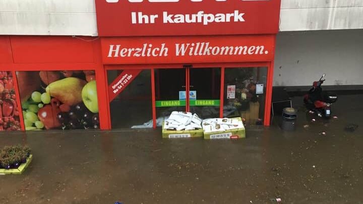 Der Kaufpark ist überflutet. Das Wasser drang auch in Geschäfte ein.