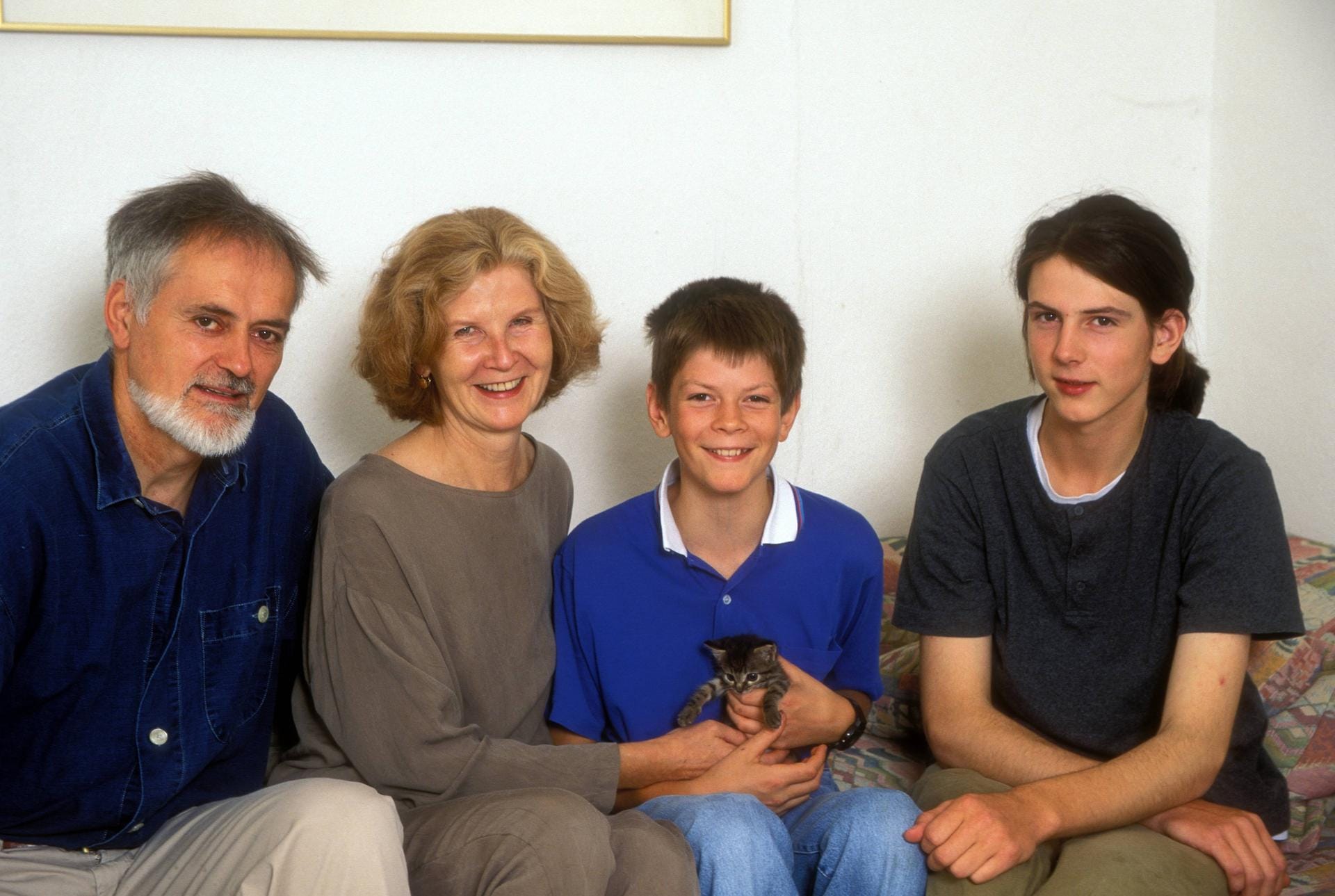Irm Hermann mit Ehemann Dietmar Roberg und ihren Söhnen Friedolin und Franz im Jahr 1996