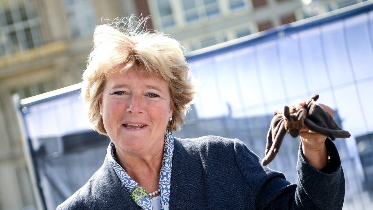 Kulturstaatsministerin Monika Grütters kommt mit einer Fledermaus zum Spatenstich.