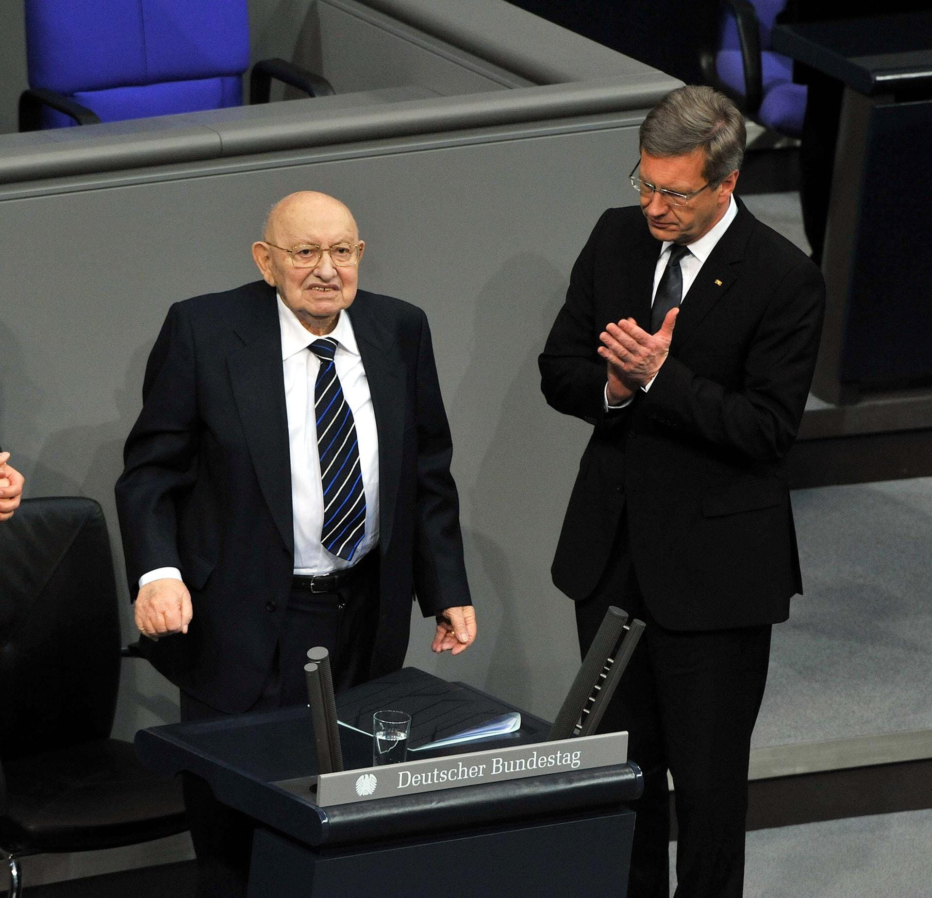 2012: Ein Jahr vor seinem Tod spricht Marcel Reich-Ranicki im Bundestag zum "Tag des Gedenkens an die Opfer des Nationalsozialismus", der damalige Bundespräsident Christian Wulff applaudiert.