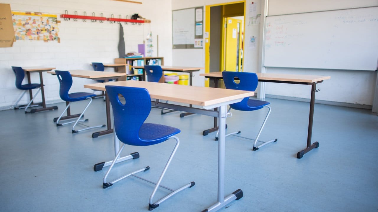 Stühle und Tische in einem Klassenraum.