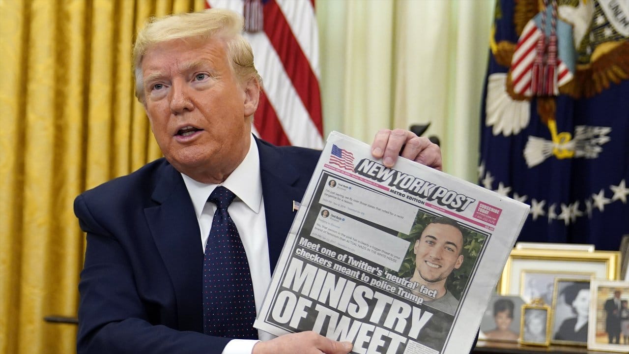 US-Präsident Donald Trump zeigt das Titelblatt der "New York Post".