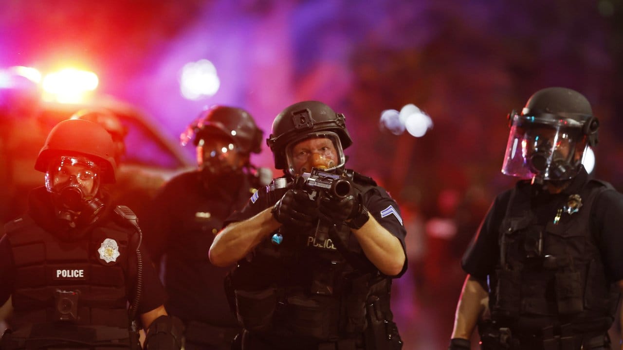 Polizisten feuern in Denver Tränengas ab, um die eine Ansammlung von Menschen aufzulösen.