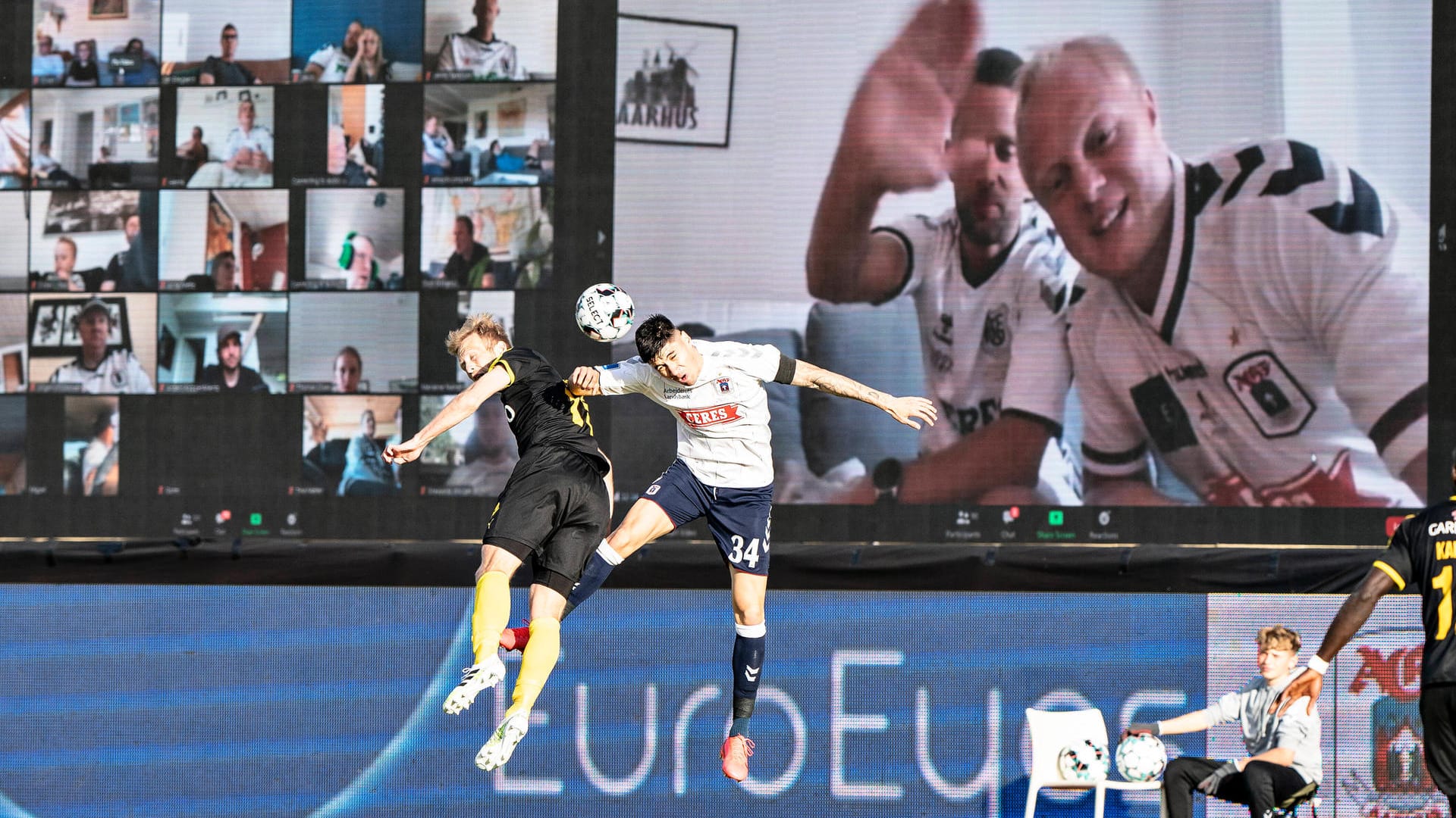 Die dänische Superliga nahm am Donnerstagabend ihren Betrieb mit der Partie Aarhus gegen Randers wieder auf. Zuschauer gab es auch im Ceres-Park – jedoch nur digital. Fans der Heimmannschaft konnten sich per Videoanruf auf eine von dutzenden an den Tribünen befestigten Leinwänden einwählen und ihr Team anfeuern.