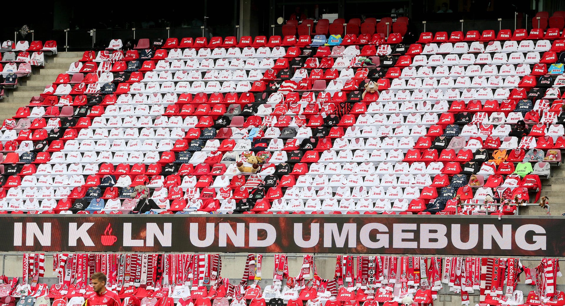 Beim rheinischen Derby gegen Fortuna Düsseldorf schmückte der 1. FC Köln seine Sitzschalen mit hunderten von Fantrikots und anderen Memorabilia. Zwar änderte dies nichts an der Stille, aber zumindest erinnerte der Blick auf die Tribünen zumindest etwas an das vollbesetzte RheinEnergieStadion.