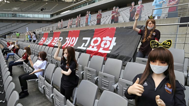 Der südkoreanische FC Seoul hat die leeren Ränge während eines Geisterspiels mit Sexpuppen besetzt und damit für Entsetzen bei den Fans gesorgt. Inzwischen musste sich der Erstligist der "K-League" für den Fauxpas entschuldigen und eine saftige Geldstrafe zahlen.