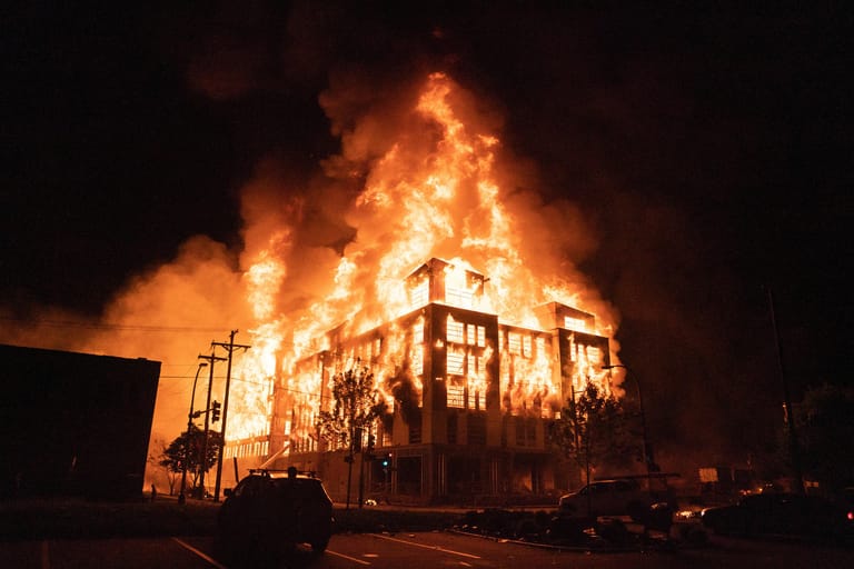 Ein komplettes Haus brennt in Minneapolis, USA.