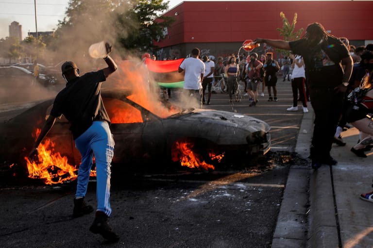 Die Demonstranten setzten auch mehrere Autos in Brand.