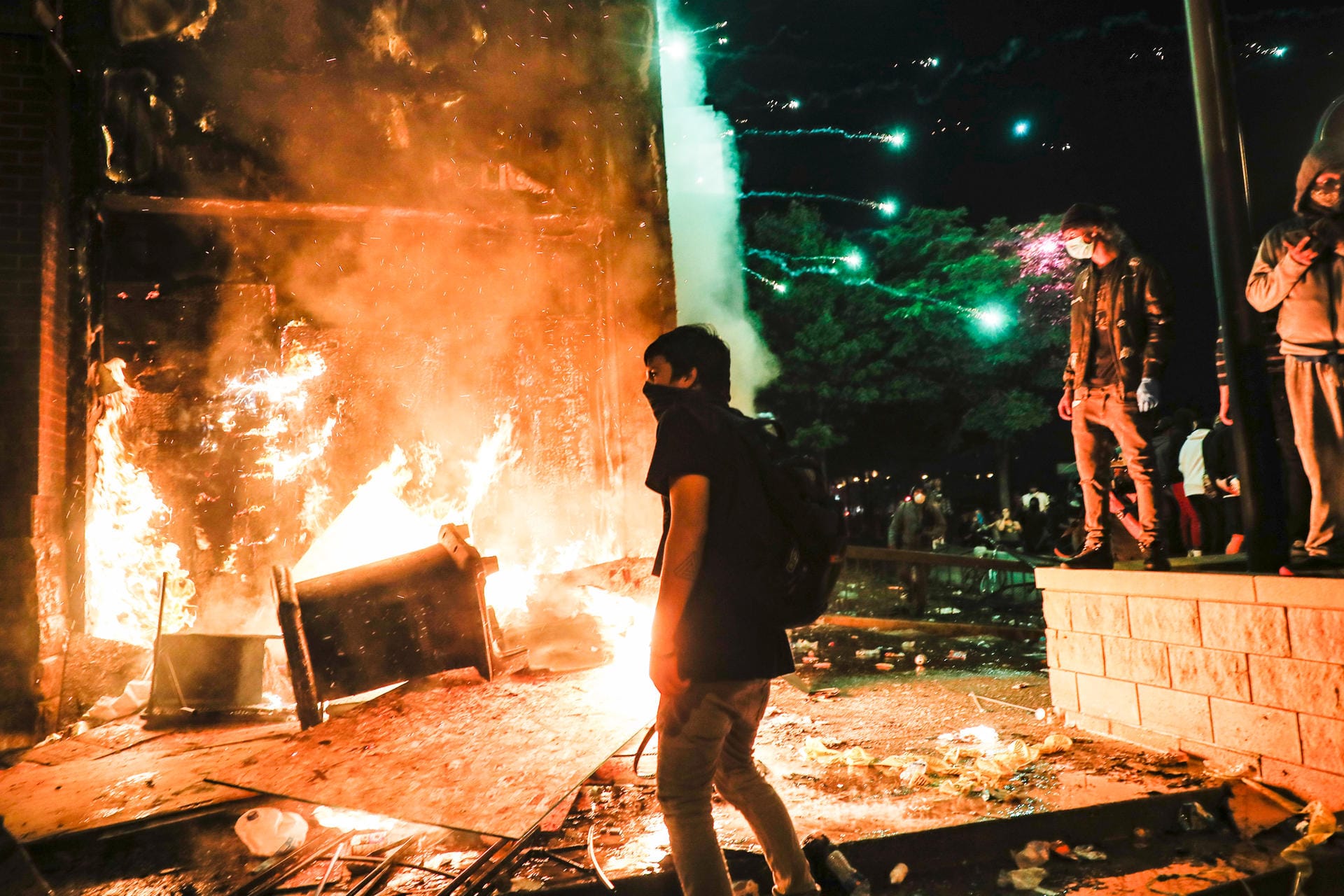 Demonstranten entzündeten mehrere Brände – unter anderem in einem Polizeigebäude.