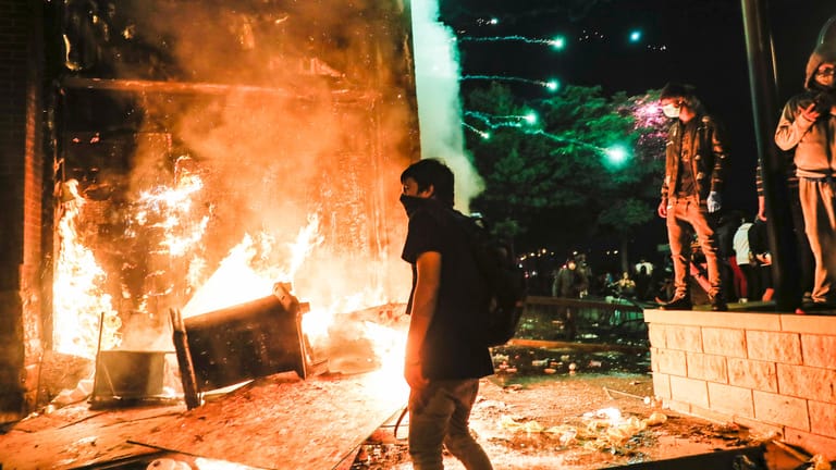 Demonstranten entzündeten mehrere Brände – unter anderem in einem Polizeigebäude.