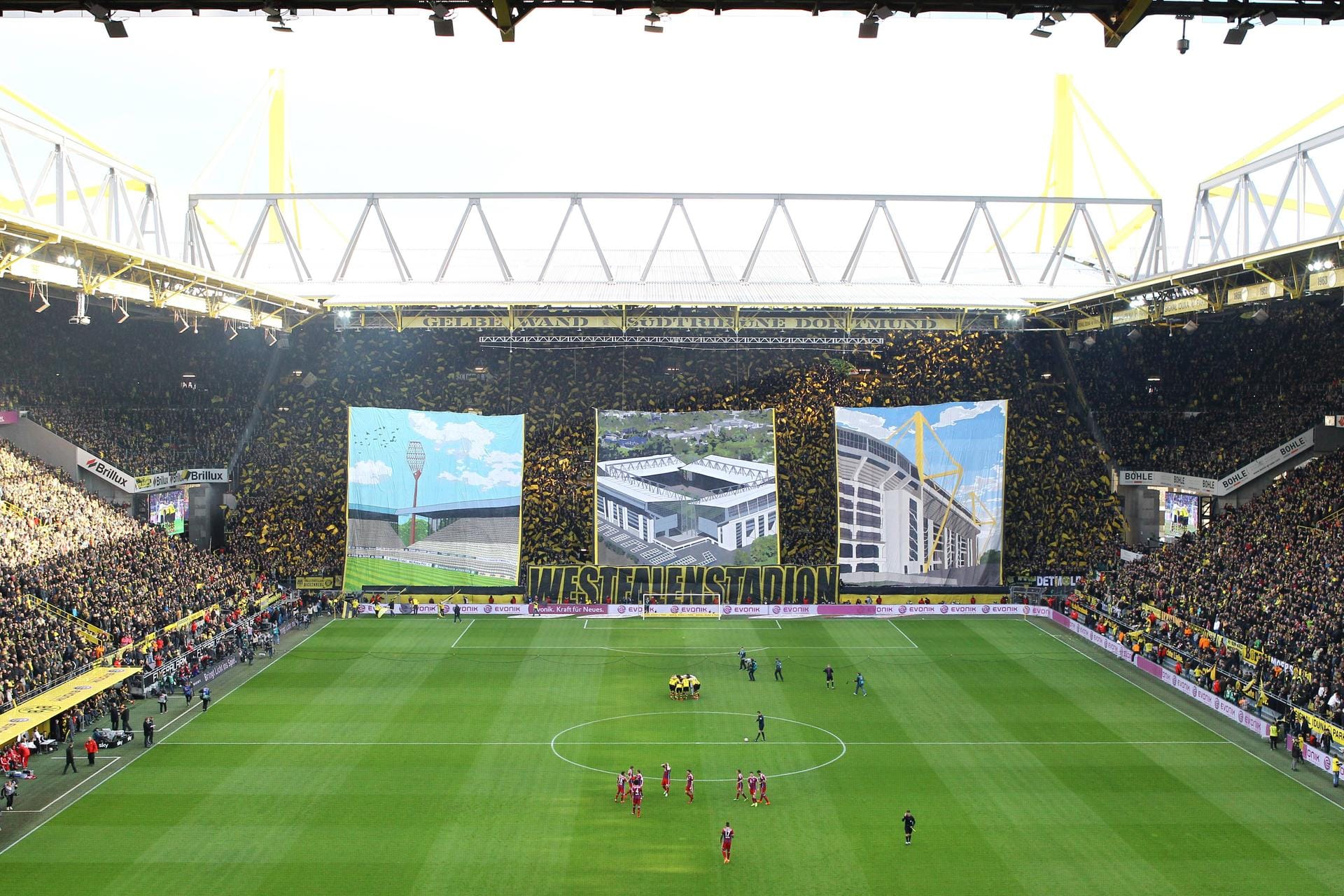 Die Informationsplattform "Wettbasis" hat 285.000 Google-Bewertungen aller Stadien der 1. und 2. Bundesliga ausgewertet. Herausgekommen ist ein positives Ergebnis: Die Erstligastadien erhielten im Schnitt 4,4 von 5 Sternen, die Zweitligaarenen 4,3. Den Titel des beliebtesten Stadions Deutschlands teilen sich zwei Bundesliga-Heimstätten mit einem Schnitt von je 4,7: Zum einen der Dortmunder Signal-Iduna-Park...