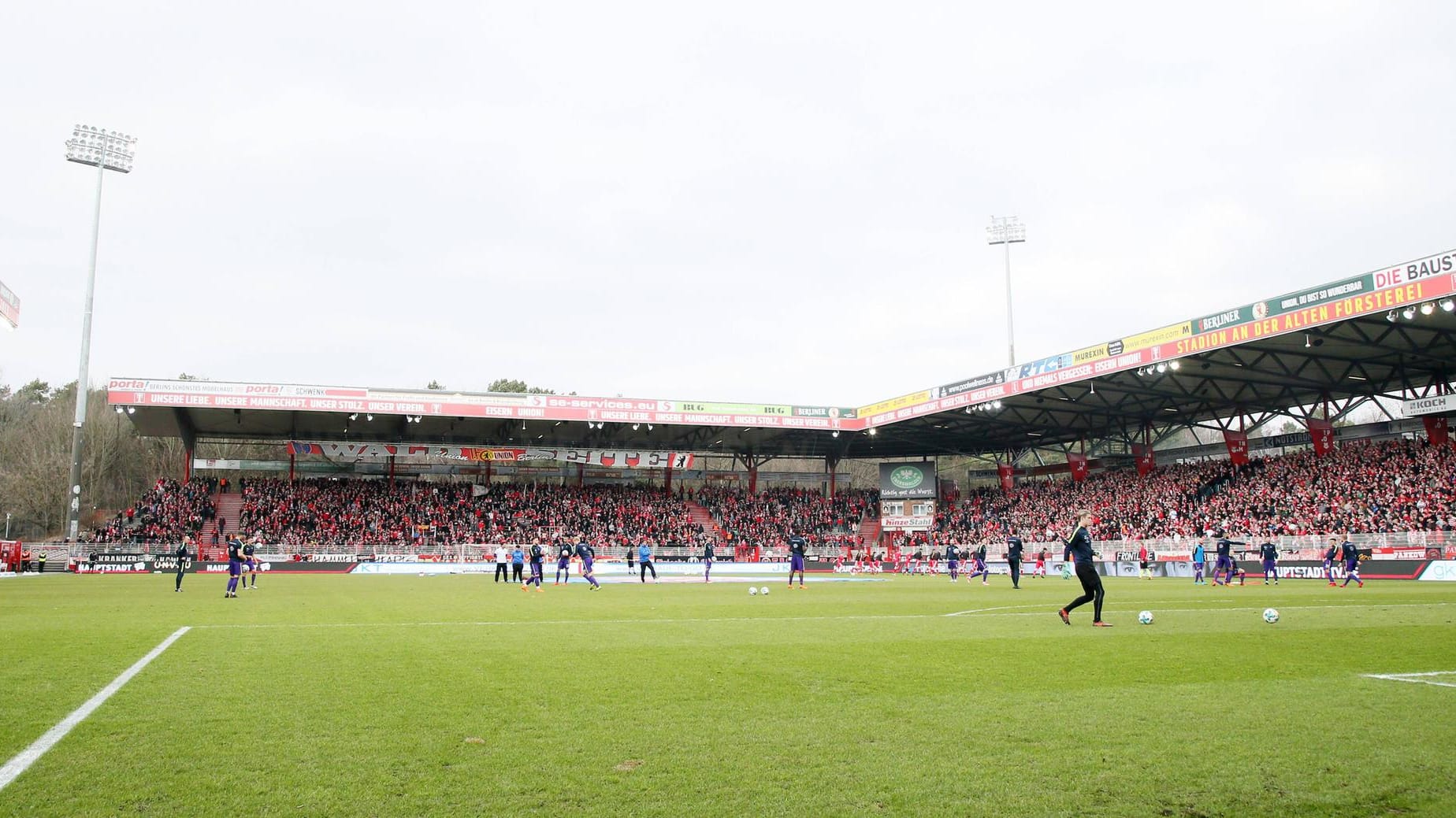 ...zum anderen Union Berlins Stadion an der Alten Försterei. Die Heimstätte der Köpenicker wird von Fußballfans weltweit für seine Stehplatztraversen geschätzt, die gut drei Viertel des Stadions einnehmen.