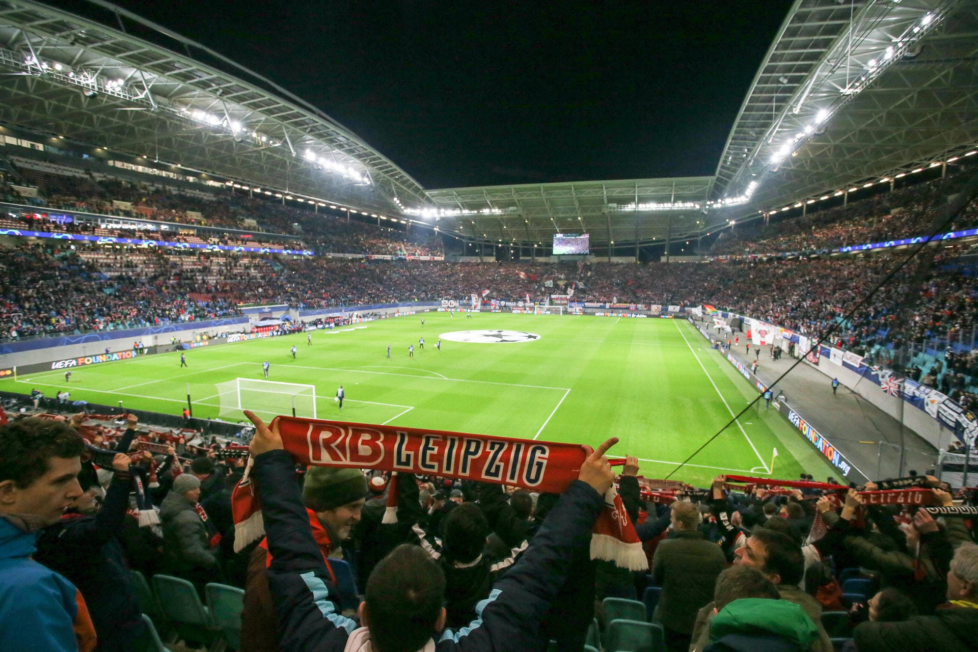 Das am schlechtesten bewertete Stadion der 1. Bundesliga ist die Red Bull Arena von RB Leipzig. Das WM-Stadion von 2006 kommt auf einen Schnitt von 4,1.