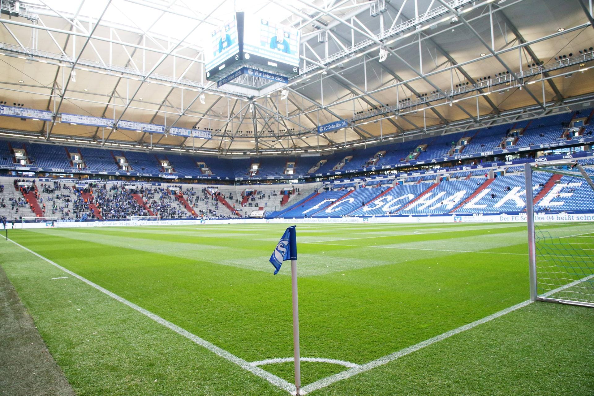 Die Bronzemedaille mit einem Schnitt von 4,5 teilen sich vier Erst- und drei Zweitligastadien. Über ihre positiven Bewertungen können sich die Veltins-Arena (Schalke 04), das Schwarzwaldstadion (SC Freiburg), das Weserstadion (Werder Bremen) und das Olympiastadion (Hertha BSC) freuen.