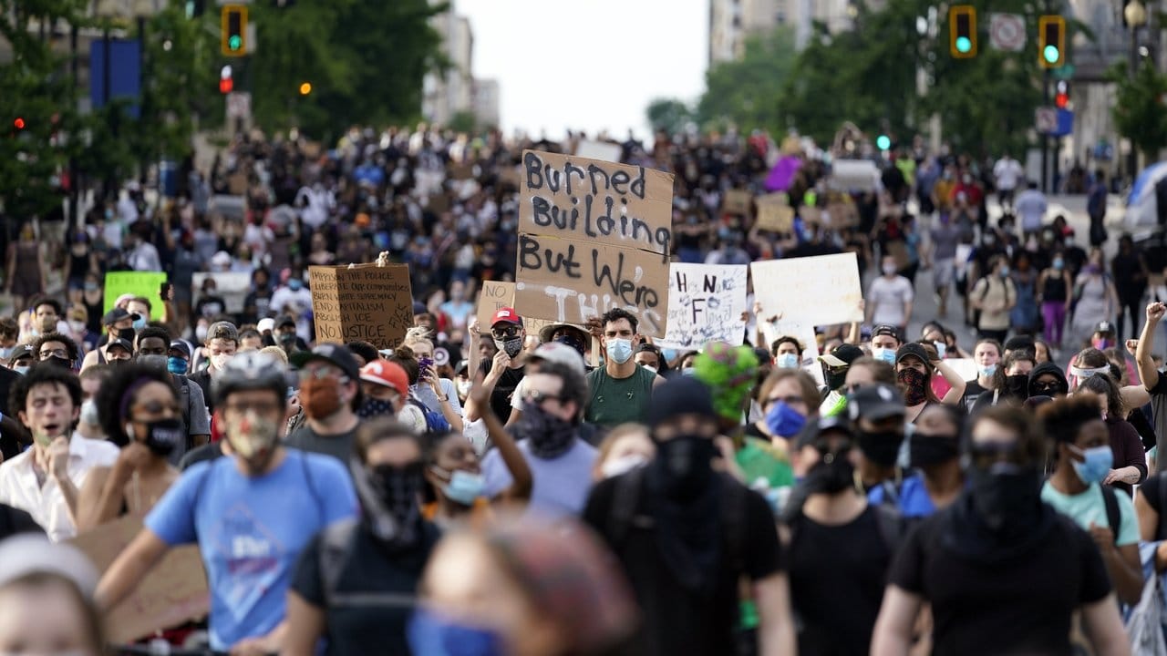 Demonstranten in Washington protestieren gegen Rassismus und Polizeigewalt.