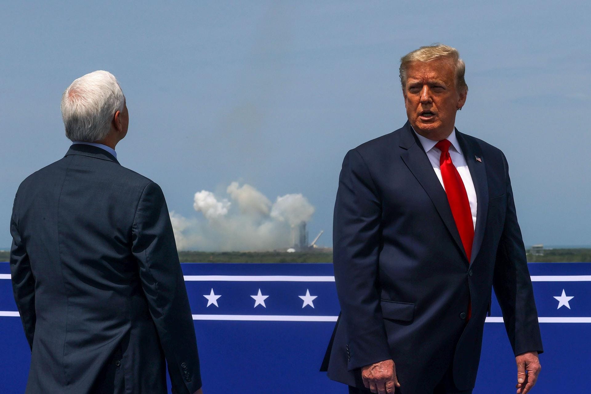 Den Start ließen sich auch US-Präsident Donald Trump (r.) und sein Stellvertreter Mike Pence nicht entgehen. Sie starrten um 15.22 Uhr Ortszeit gebannt auf die Startrampe im Weltraumbahnhof Cape Canaveral in Florida genauso wie...