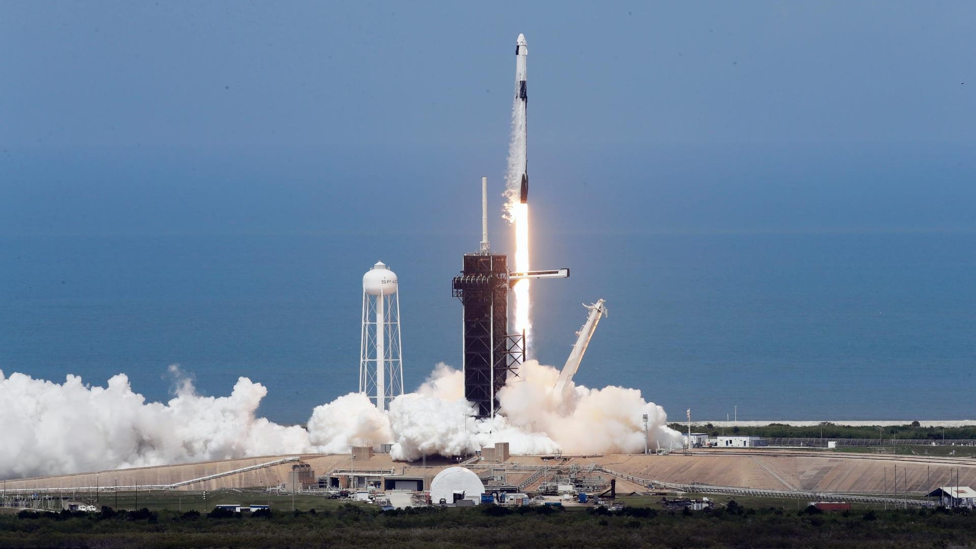 Nach etwa neunjähriger Pause sind erstmals wieder Astronauten von den USA aus zur Internationalen Raumstation ISS gestartet. Die...