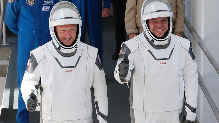... US-Raumfahrer Robert Behnken (r.) und Douglas Hurley hoben in einer...