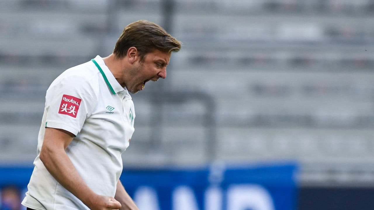 Werders Trainer Florian Kohfeldt schreit seine Freude heraus.