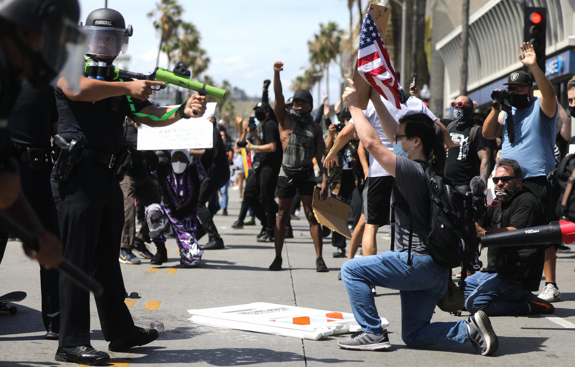 In Los Angeles werden Demonstranten von der Polizei hart angegangen. Die Beamten feuern unter anderem Pfeffergeschosse auf die Menschen ab.