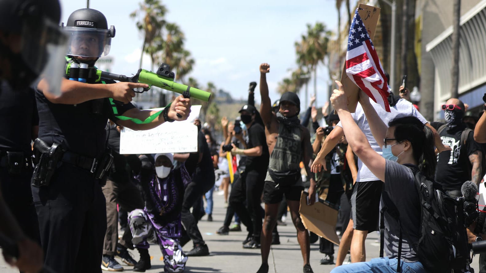 In Los Angeles werden Demonstranten von der Polizei hart angegangen. Die Beamten feuern unter anderem Pfeffergeschosse auf die Menschen ab.