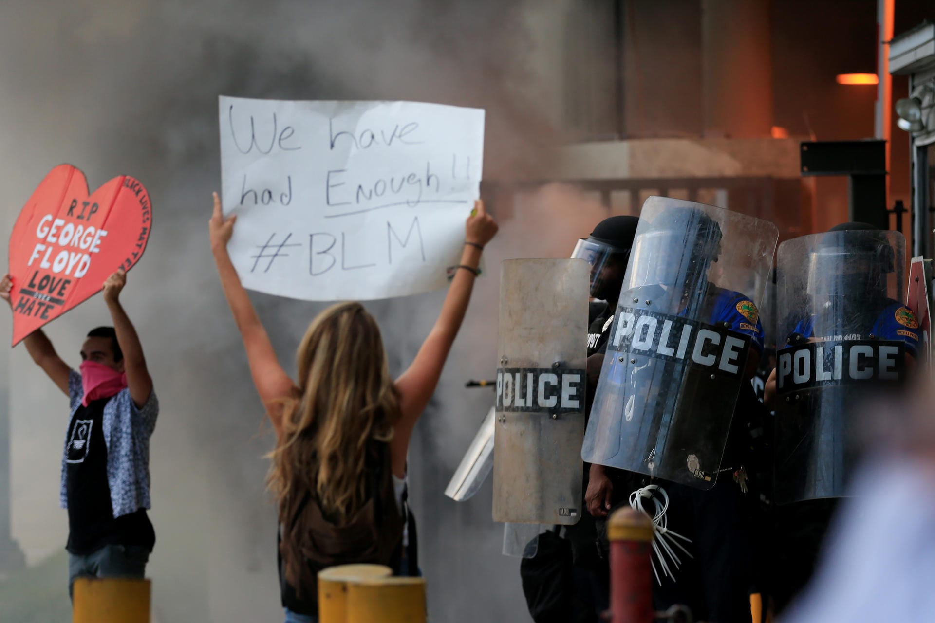 In Miami zeigt eine Demonstrantin ein Schild auf dem steht: "Wir haben genug! #BLM (Black Lives Matter, Anm. d. Red.)".