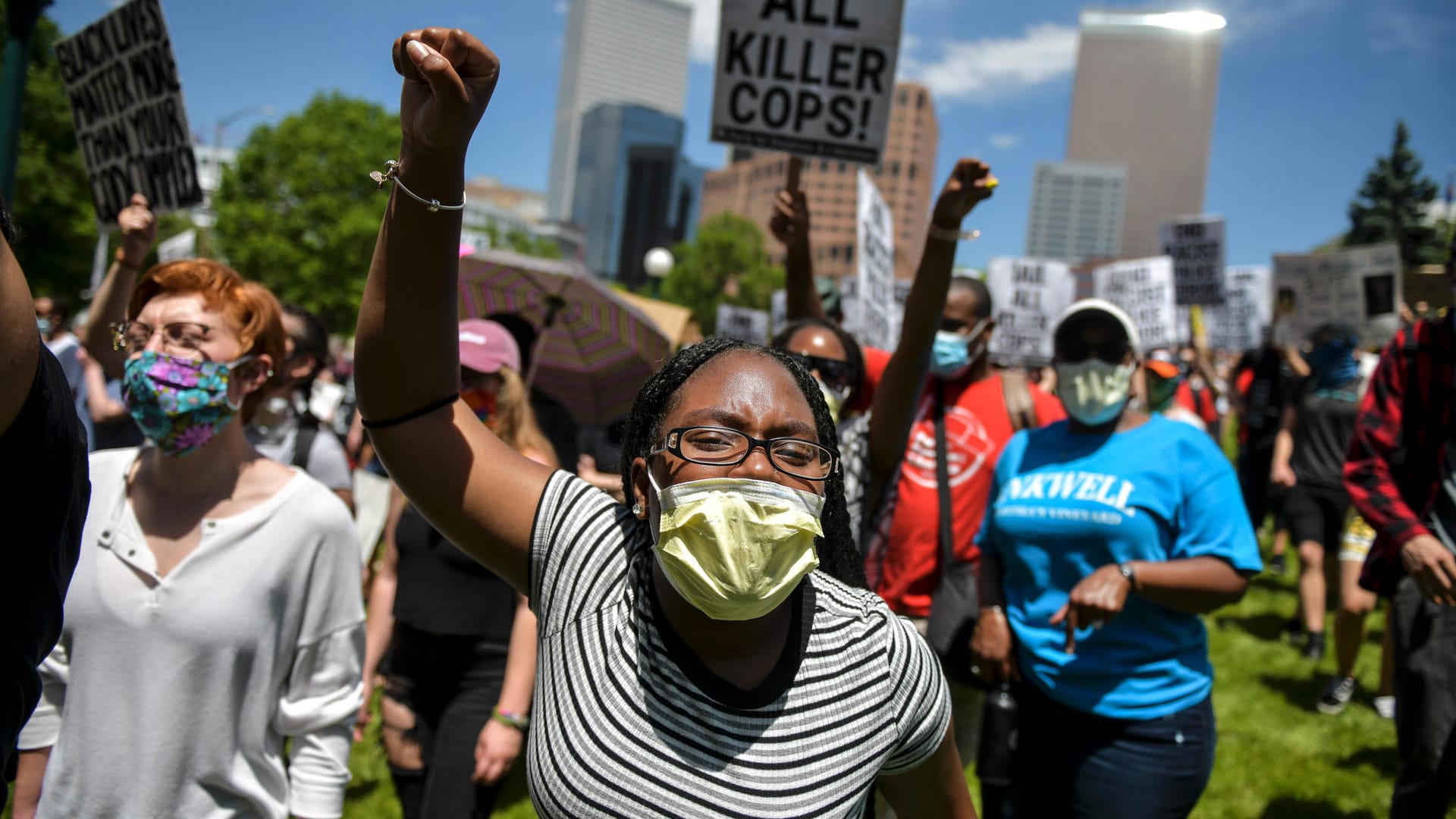 Die Wut über die Polizeigewalt in den USA ist groß. Der Tod von George Floyd in Minneapolis wirft erneut ein Schlaglicht auf den Rassismus gegenüber der schwarzen Bevölkerung. Millionen Menschen ziehen auf die Straßen. Doch die Situation in zahlreichen Städten eskaliert.