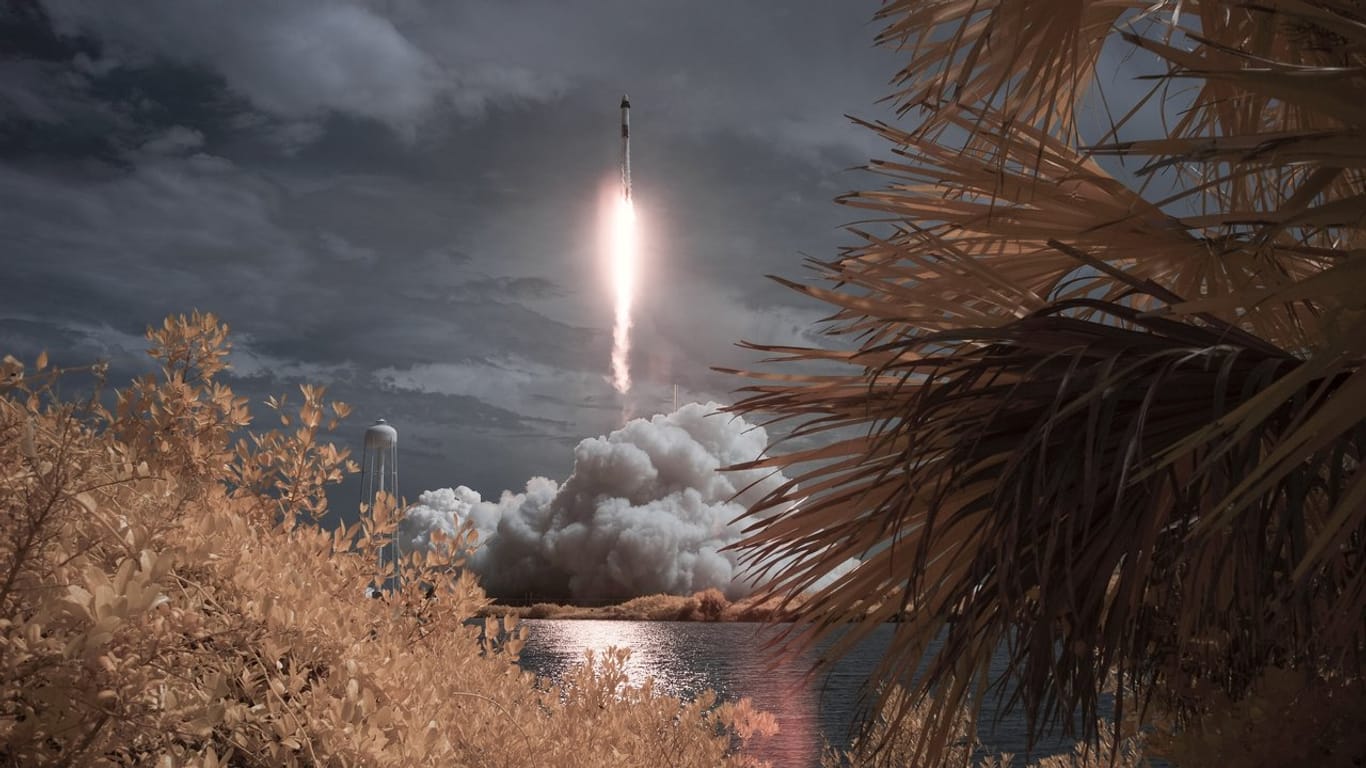 Die SpaceX "Falcon 9"-Rakete startet im Kennedy Space Center. Die SpaceX "Falcon 9"-Rakete startet im Kennedy Space Center.
