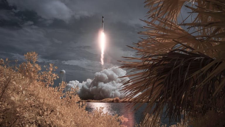 Die SpaceX "Falcon 9"-Rakete startet im Kennedy Space Center.