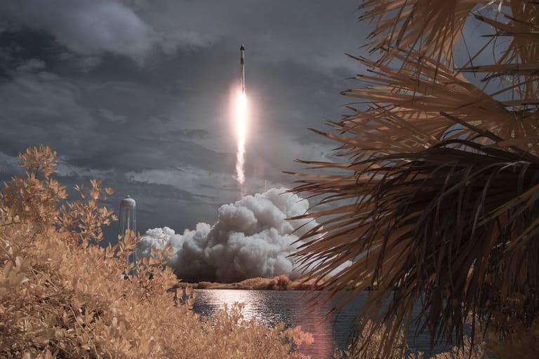 Die SpaceX "Falcon 9"-Rakete startet im Kennedy Space Center.