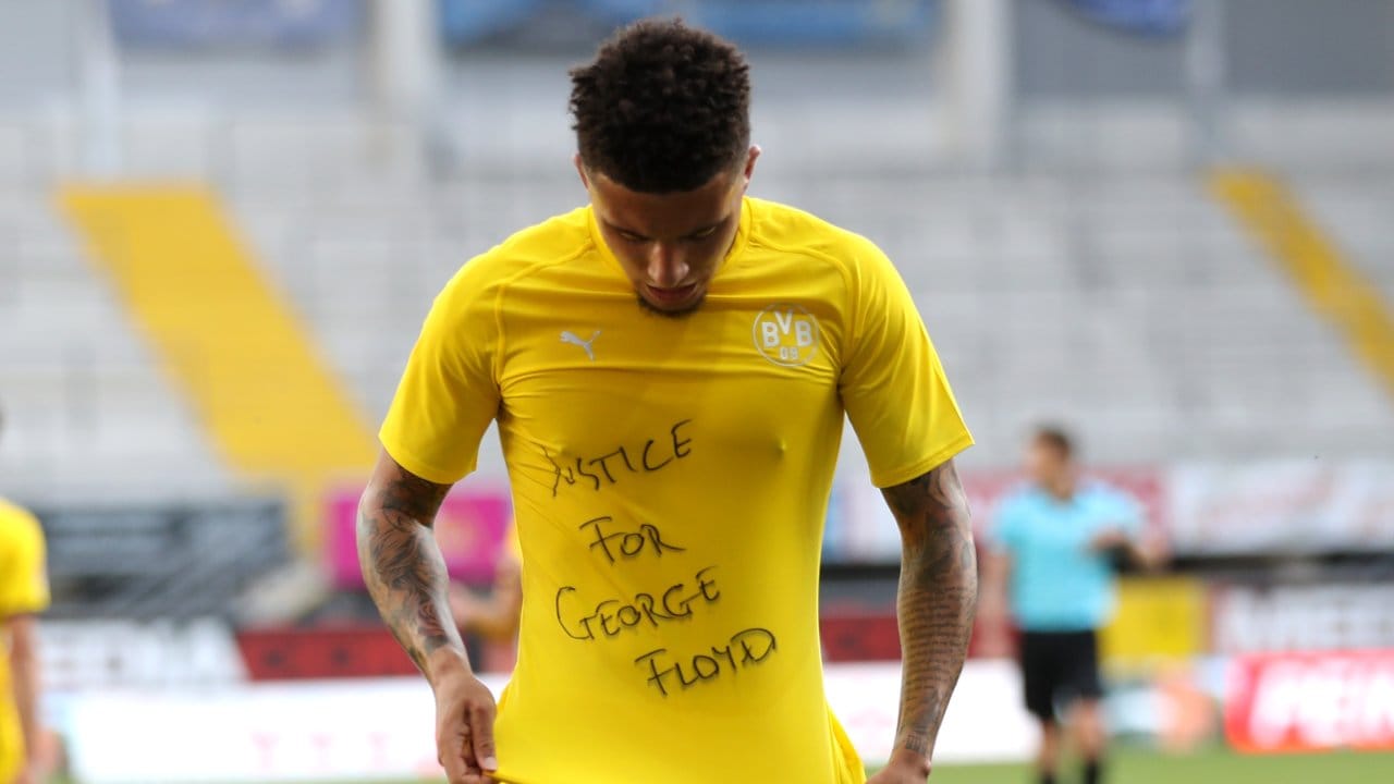 Dortmunds Jadon Sancho zeigt nach seinem ersten Tor gegen Paderborn ein Shirt mit dem Schriftzug "Justice for George Floyd".