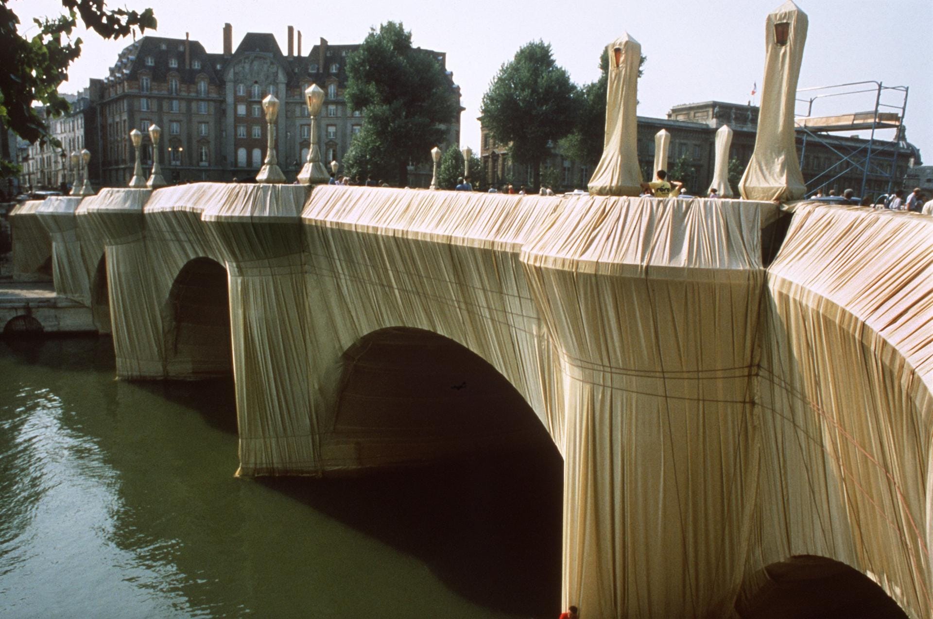 1985 verhüllten 300 Arbeiter den Pont Neuf in Paris. Sie entfalteten 40.876 Quadratmeter eines Polyamidgewebes, das wie goldene Seide aussah.
