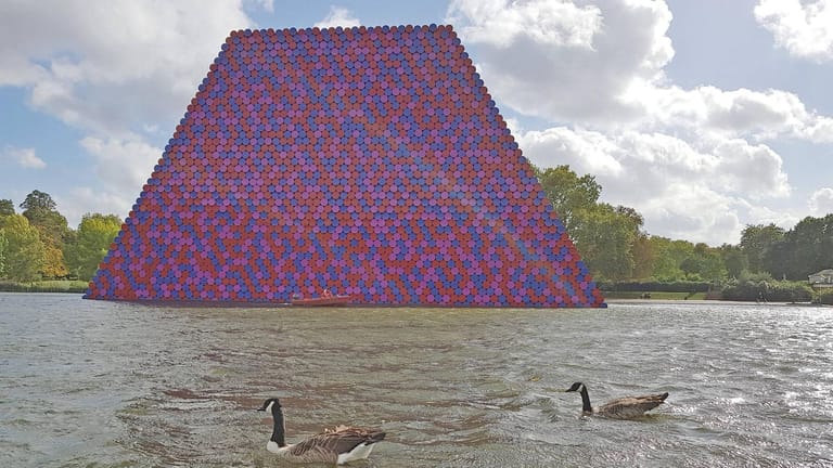 Im Londoner Hyde Park zum Beispiel präsentiert der Verhüllungskünstler 2018 eine Art Pyramide aus 7605 Ölfässern.