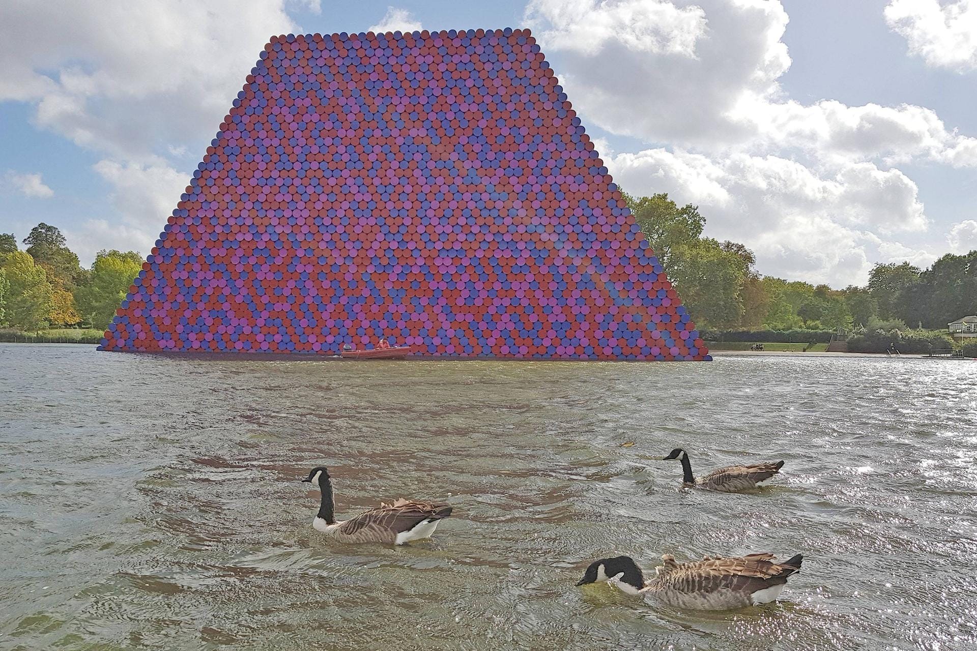 Im Londoner Hyde Park zum Beispiel präsentiert der Verhüllungskünstler 2018 eine Art Pyramide aus 7605 Ölfässern.