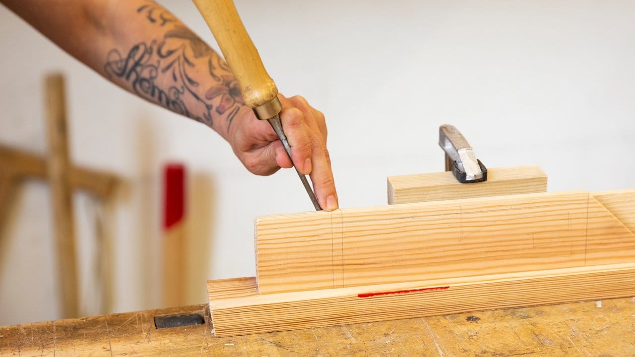 Handwerkliches Geschick ist gefragt, wenn aus einem Stück Holz ein Gebrauchsgegenstand entstehen soll.